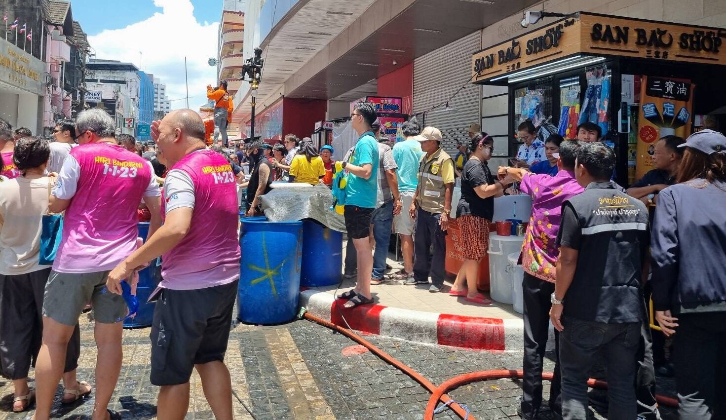 Bangkok 'bùng nổ' lễ hội Songkran giải nhiệt giữa cái nóng 40 độ- Ảnh 7.