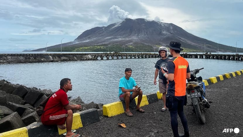 Hàng nghìn người sơ tán khi núi lửa Ruang ở Indonesia phun trào, gây nguy cơ sóng thần- Ảnh 3.