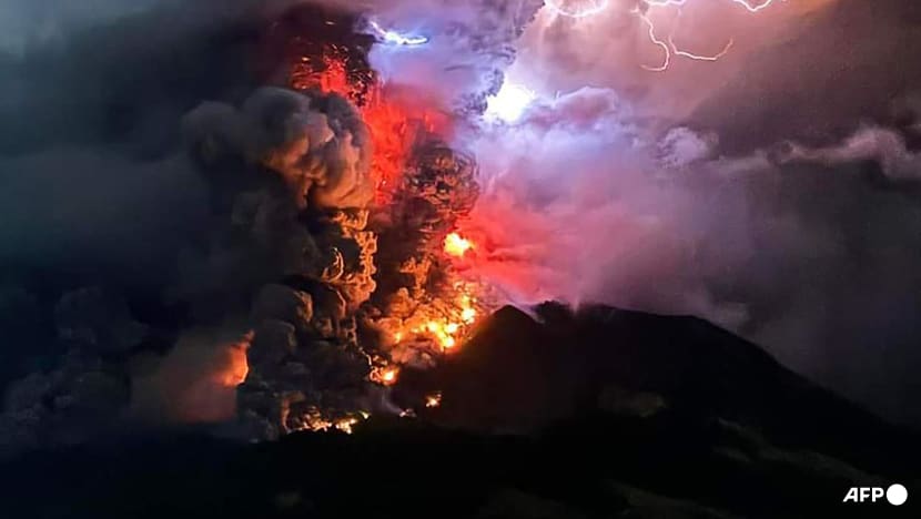 Hàng nghìn người sơ tán khi núi lửa Ruang ở Indonesia phun trào, gây nguy cơ sóng thần- Ảnh 1.