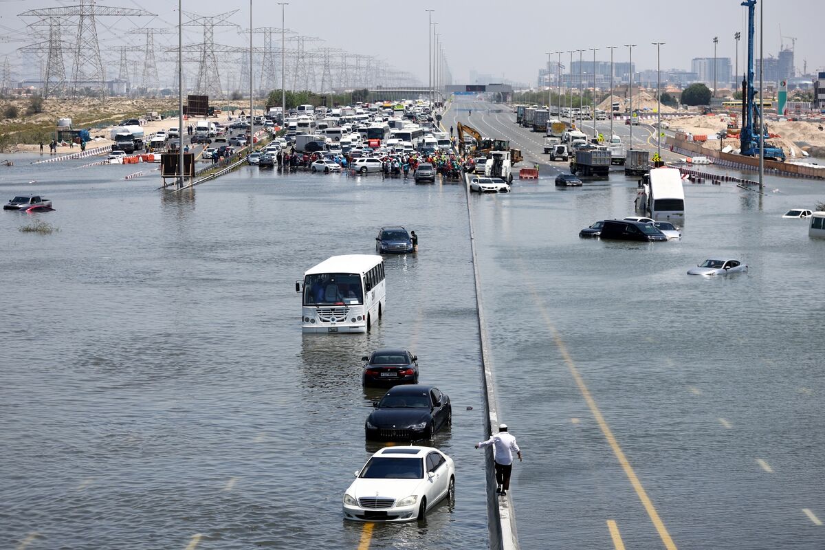 Lũ lụt ở Dubai bộc lộ điểm yếu trước khí hậu thay đổi nhanh chóng- Ảnh 2.