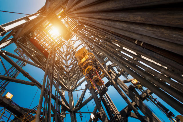 Standard Chartered: Nhu cầu dầu toàn cầu sẽ tăng mạnh trong tháng 5 và tháng 6- Ảnh 2.