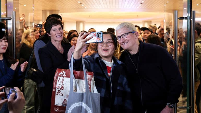 Apple tăng cường hiện diện tại Trung Quốc bất chấp sự thay đổi chuỗi cung ứng- Ảnh 3.