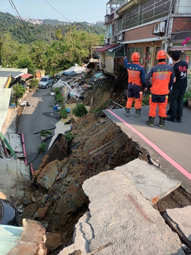 Động đất ở Đài Loan: Số người thiệt mạng và bị thương tiếp tục tăng, khẩn trương cứu hộ- Ảnh 4.
