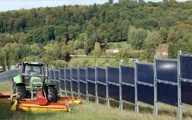 Dân châu Âu làm hàng rào bằng tấm pin năng lượng mặt trời- Ảnh 1.