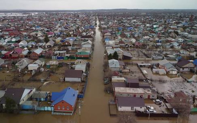 Nga: Hàng nghìn ngôi nhà chìm trong nước sau vụ vỡ đê chắn sông Ural- Ảnh 1.