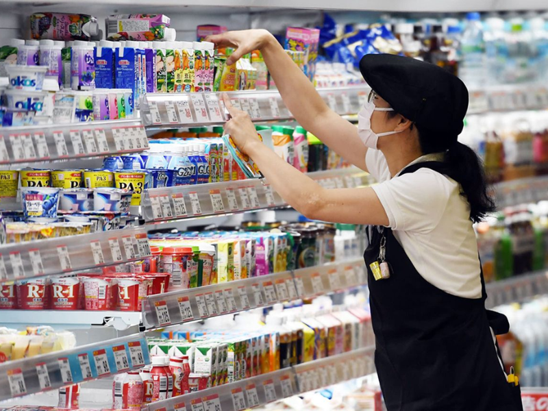 Các cửa hàng tiện lợi 'báo hiệu' tương lai Nhật Bản- Ảnh 2.