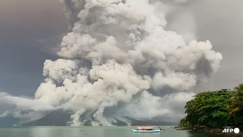 Núi lửa phun trào ở Indonesia khiến nhiều sân bay đóng cửa, tro bay tới Malaysia- Ảnh 1.