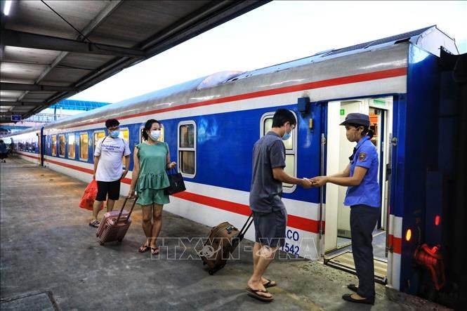 Giá máy bay chưa 'hạ nhiệt', ngành đường sắt tìm cơ hội 'hút' khách- Ảnh 2.