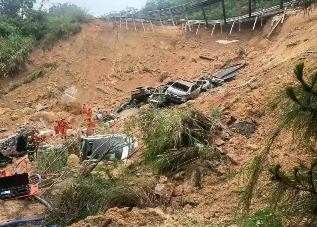 Hiện trường kinh hoàng vụ sập cao tốc khiến 36 người thiệt mạng tại Trung Quốc- Ảnh 4.