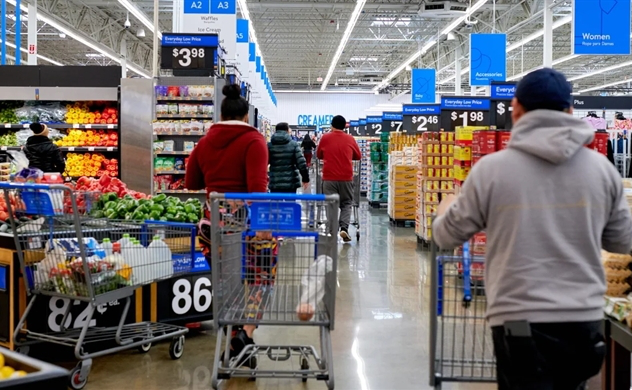 Hoạt động kinh doanh của Walmart tăng vọt khi người mua săn hàng giá rẻ- Ảnh 1.