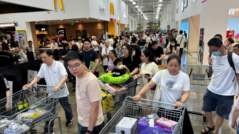 Người dân Hồng Kông đổ xô mua hàng giá rẻ tại Thâm Quyến- Ảnh 3.