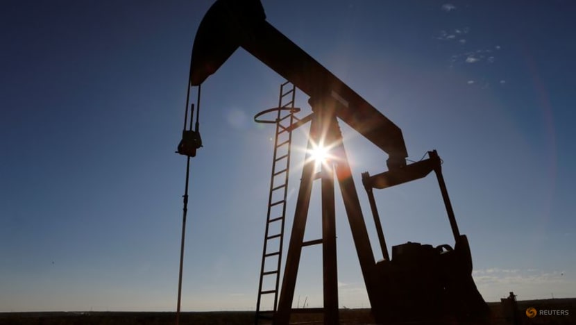 Giá dầu tăng do các nhà sản xuất lớn dự kiến ​​tiếp tục cắt giảm sản lượng- Ảnh 1.