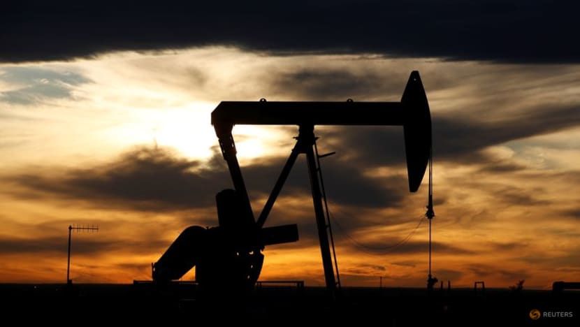 Giá dầu ổn định, nguy cơ giảm hàng tuần do lo ngại kinh tế Mỹ- Ảnh 1.