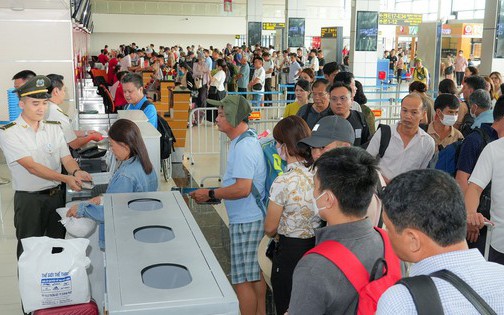 Giá vé máy bay đang 'cõng' thêm các loại phí nào?