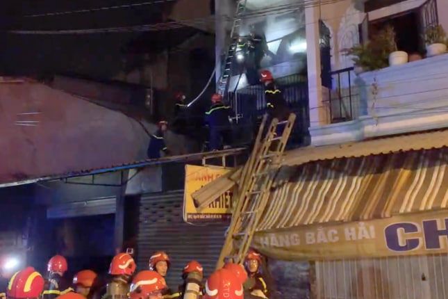 Cảnh sát bắc thang cứu 5 người trong căn nhà 2 tầng bị cháy ở TP.HCM- Ảnh 1.