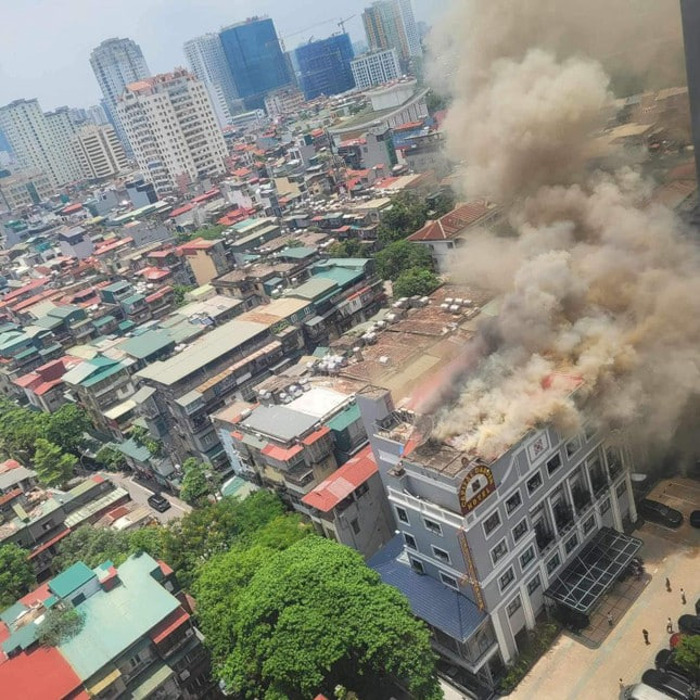 Hà Nội: Cháy khách sạn Capital Garden Hotel, cột khói nghi ngút- Ảnh 2.
