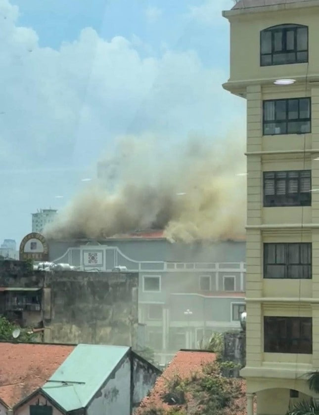 Hà Nội: Cháy khách sạn Capital Garden Hotel, cột khói nghi ngút- Ảnh 1.