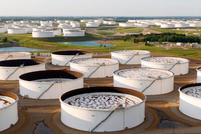 Standard Chartered: Thị trường dầu mỏ sẽ sớm đối mặt với tình trạng thiếu hụt nguồn cung đáng kể- Ảnh 1.