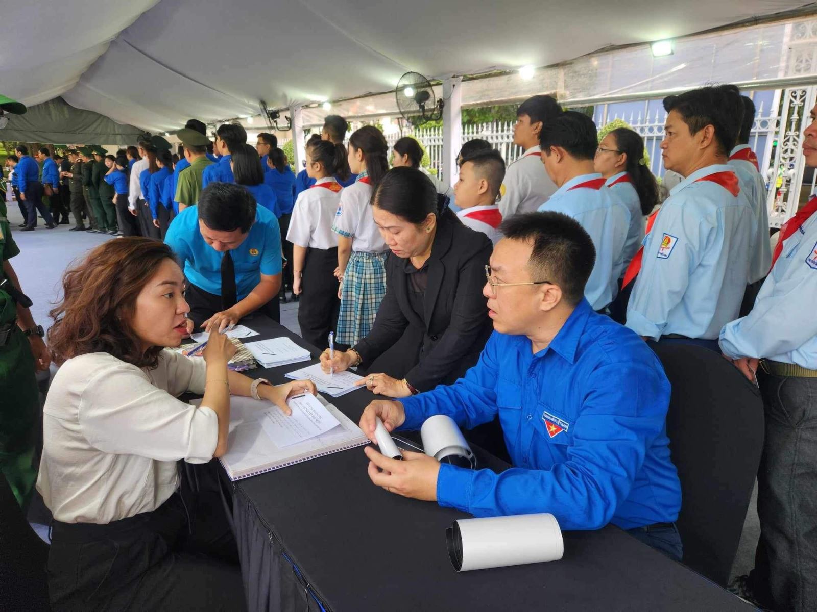 Người dân có mặt từ sớm chờ vào viếng Tổng Bí thư Nguyễn Phú Trọng tại TP Hồ Chí Minh- Ảnh 5.