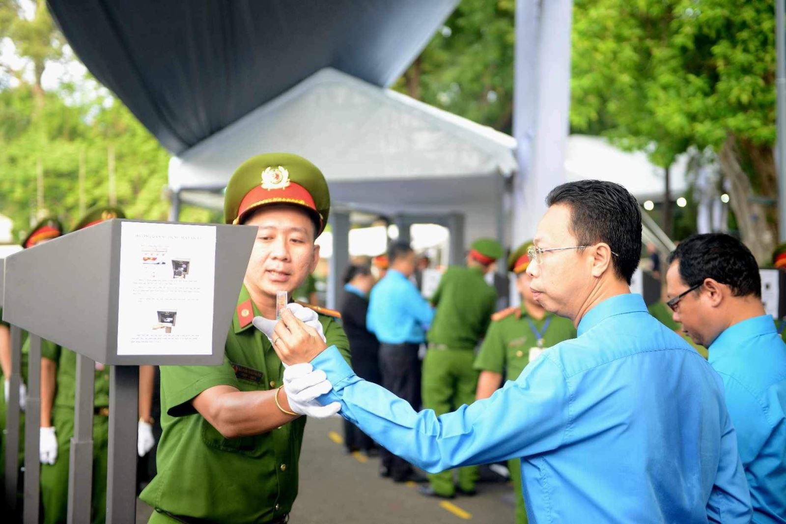 Người dân có mặt từ sớm chờ vào viếng Tổng Bí thư Nguyễn Phú Trọng tại TP Hồ Chí Minh- Ảnh 7.