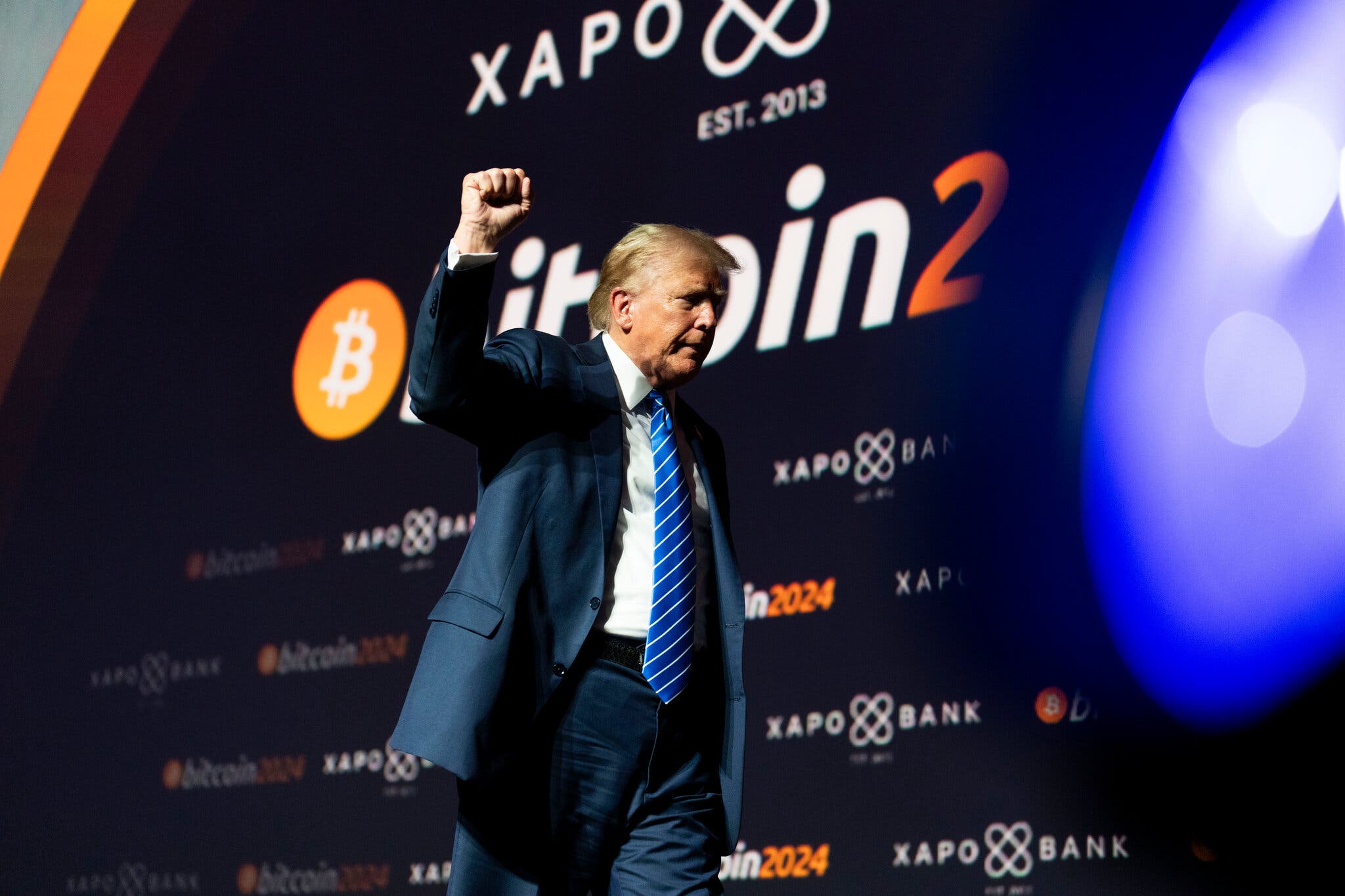 Trump đề xuất kho dự trữ tiền điện tử chiến lược quốc gia: 'Không bao giờ bán Bitcoin của bạn' - Ảnh 1.