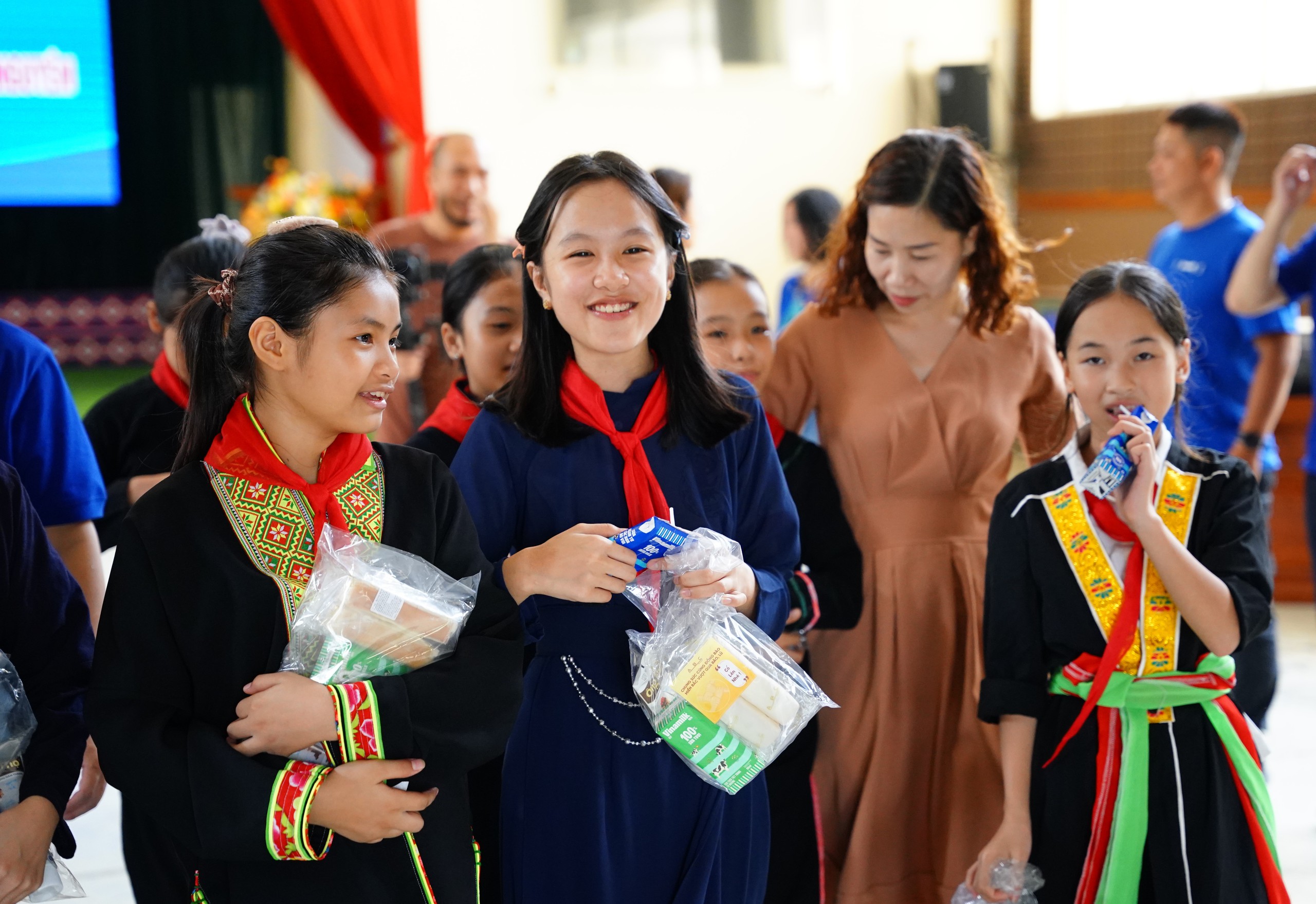 Vinamilk cùng trẻ em vùng khó khăn vui đón trung thu- Ảnh 2.