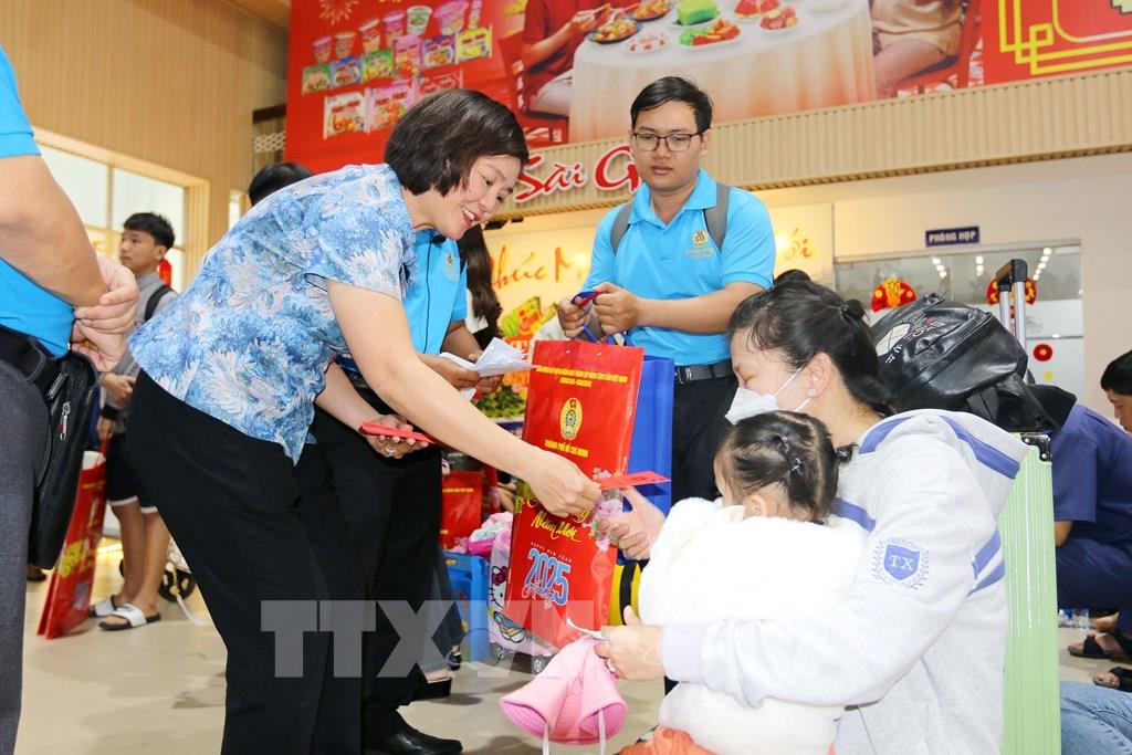 Chuyến tàu mùa Xuân đưa 500 gia đình công nhân về quê đón Tết- Ảnh 3.