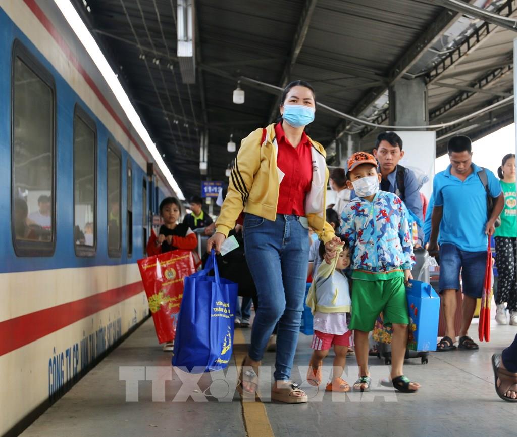 Chuyến tàu mùa Xuân đưa 500 gia đình công nhân về quê đón Tết- Ảnh 2.