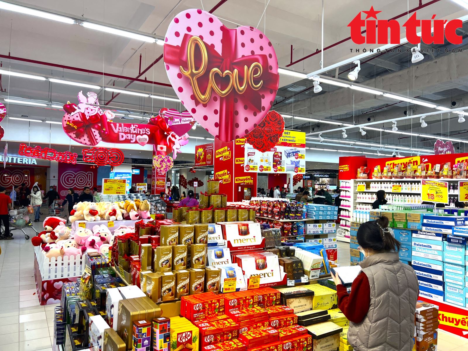 Sôi động thị trường quà tặng ngày lễ Valentine- Ảnh 1.