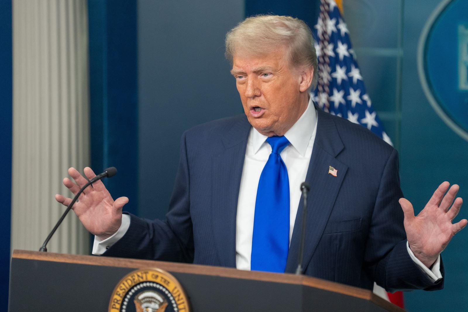 Tổng thống Trump từ bỏ chính sách 'Nước Mỹ trên hết' để can dự vào vũng lầy Trung Đông?- Ảnh 1. Tổng thống Trump từ bỏ chính sách 'Nước Mỹ trên hết' để can dự vào vũng lầy Trung Đông?- Ảnh 1.