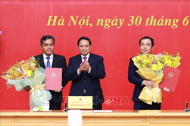 Thủ tướng trao quyết định bổ nhiệm 2 Bí thư Tỉnh uỷ làm cán bộ cấp Thứ trưởng- Ảnh 1. Thủ tướng trao quyết định bổ nhiệm 2 Bí thư Tỉnh uỷ làm cán bộ cấp Thứ trưởng- Ảnh 1.