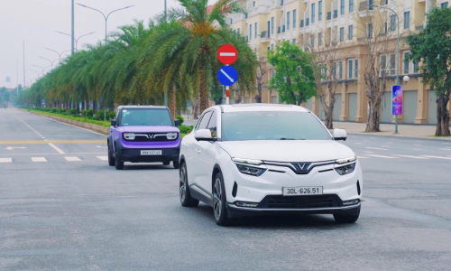'Xe xanh' tăng tốc, cuộc đua giảm giá chưa hồi kết- Ảnh 2.