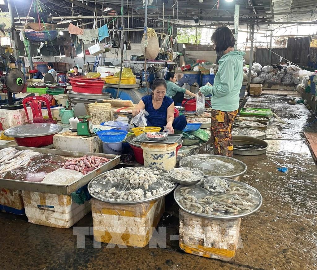 TP.HCM: Hàng dồi dào nhưng chợ vắng khách- Ảnh 2. TP.HCM: Hàng dồi dào nhưng chợ vắng khách- Ảnh 2.