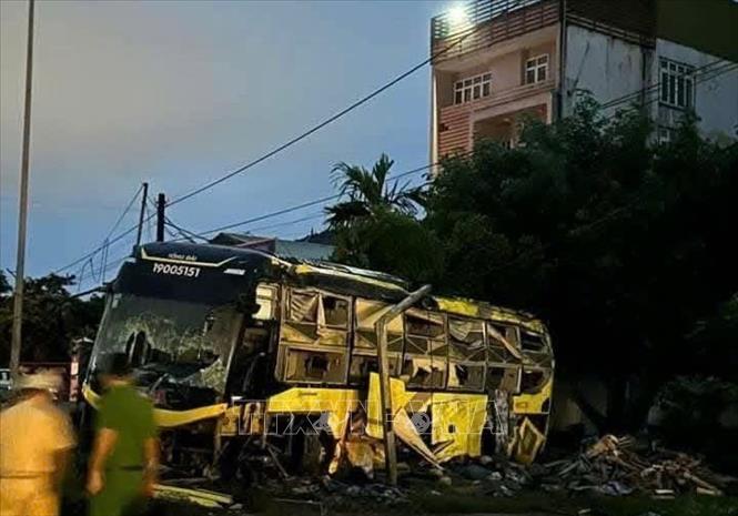 Lật xe khách trong đêm ở Hà Tĩnh làm 9 người tử vong- Ảnh 3.
