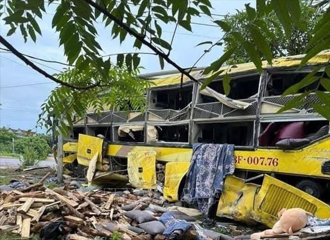 Lật xe khách trong đêm ở Hà Tĩnh làm 9 người tử vong- Ảnh 1.