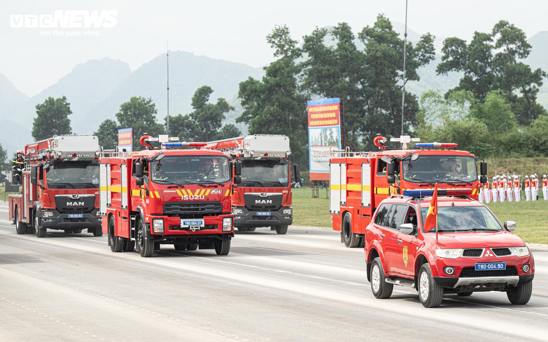 ‘Chiến binh thép’ chống khủng bố lần đầu hợp luyện diễu binh mừng Quốc khánh 2/9- Ảnh 9.