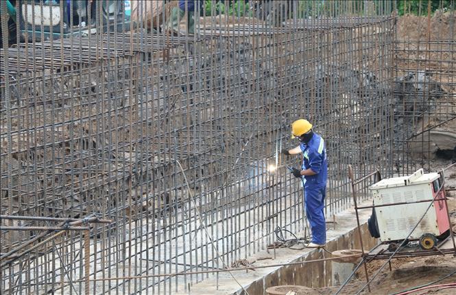 Giải ngân vốn đầu tư công tăng mạnh, đạt gần 44% kế hoạch- Ảnh 2. Giải ngân vốn đầu tư công tăng mạnh, đạt gần 44% kế hoạch- Ảnh 2.