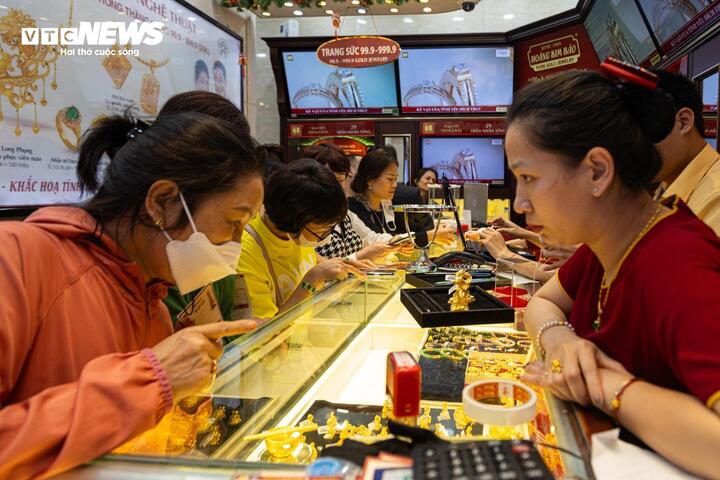 Liên tục lập kỷ lục, giá vàng còn leo thang đến khi nào?- Ảnh 1. Liên tục lập kỷ lục, giá vàng còn leo thang đến khi nào?- Ảnh 1.