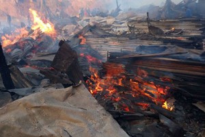Một ngôi chợ ở Kenya bốc cháy trong đêm làm ít nhất 15 người thiệt mạng