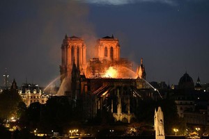 Nhà thờ Đức Bà Paris chìm trong biển lửa