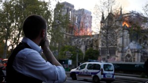 Cận cảnh Nhà thờ Đức Bà Paris chìm trong biển lửa, nhiều người bật khóc