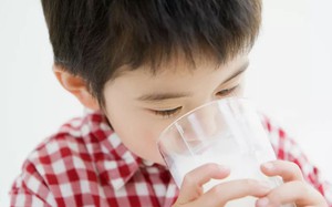 Lạm dụng sữa tươi khiến trẻ bị thiếu máu, biếng ăn hoặc béo phì