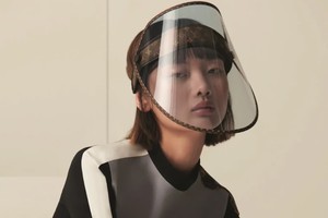 Có gì trên tấm khiên che mặt của Louis Vuitton với giá nghìn đô?