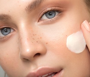 Có nên sử dụng kem dưỡng ẩm toàn thân cho da mặt?