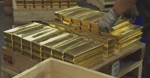 Dự trữ vàng của Nga lần đầu tiên vượt qua dự trữ USD