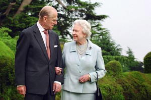Mối tình sắt son hơn 70 năm của Hoàng thân Philip và Nữ hoàng Elizabeth
