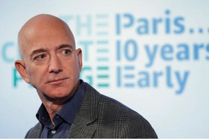 Hơn 80 ngàn người ký đơn kiến nghị ngăn tỷ phú Jeff Bezos trở về Trái đất. Vì sao ông bị ghét vậy?