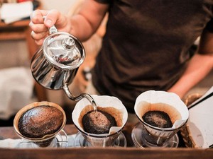 Chuyên gia khuyến cáo không uống cà phê vào buổi sáng ngay khi thức dậy