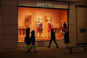 Chanel ngừng bán túi xách cho người Nga muốn đem về nước