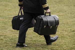 Bên trong chiếc vali hạt nhân của Mỹ và Nga có gì?